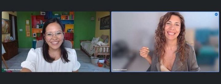 Videollamada entre Gaby y una clienta durante la mentoría publicitaria