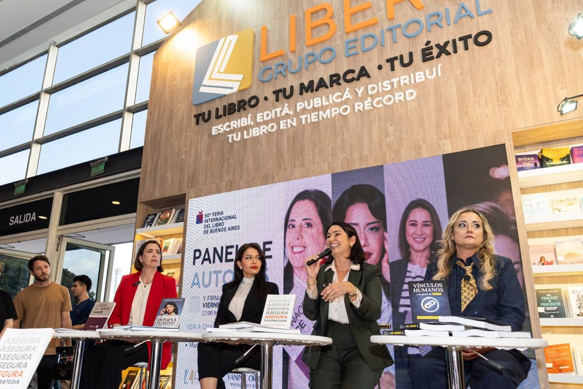 Panel de autoras en el stand de la editorial