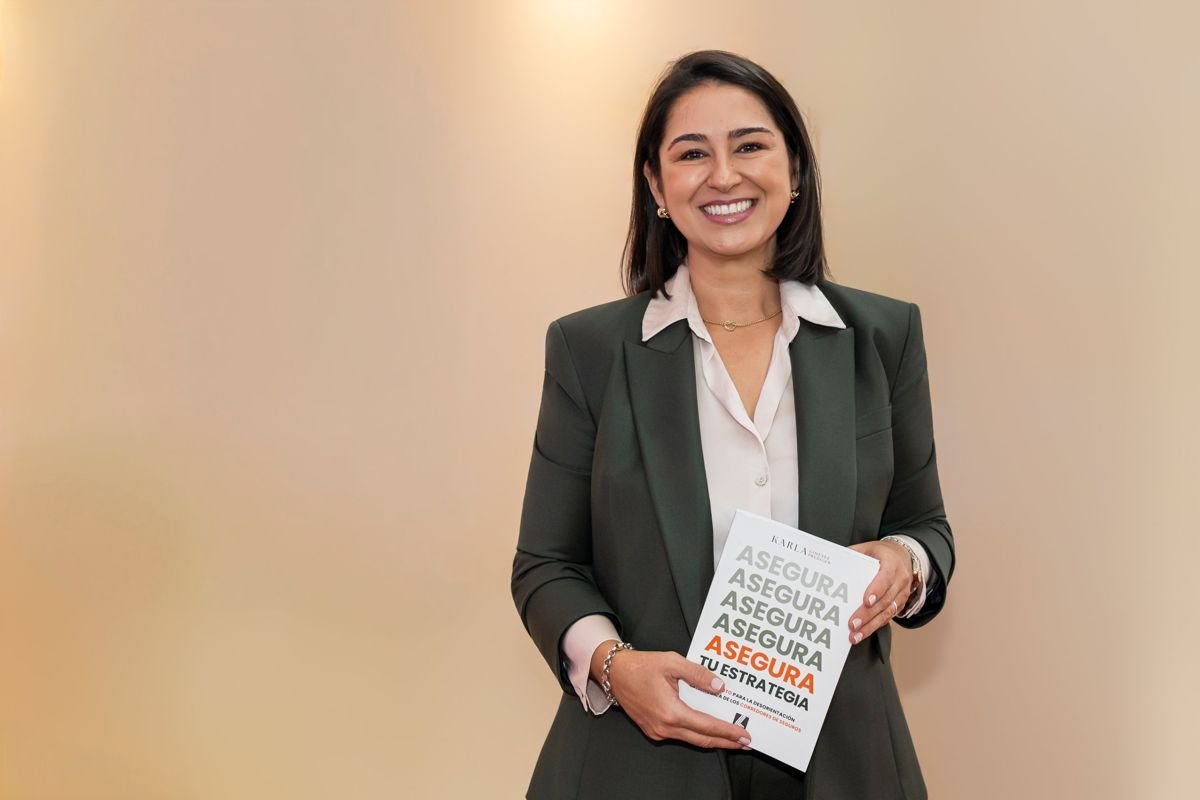 Retrato de autora con su libro