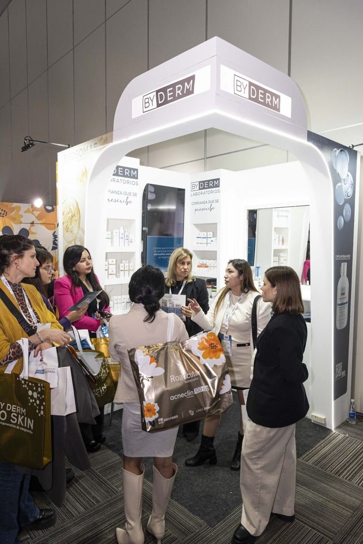 Stand en una feria con público