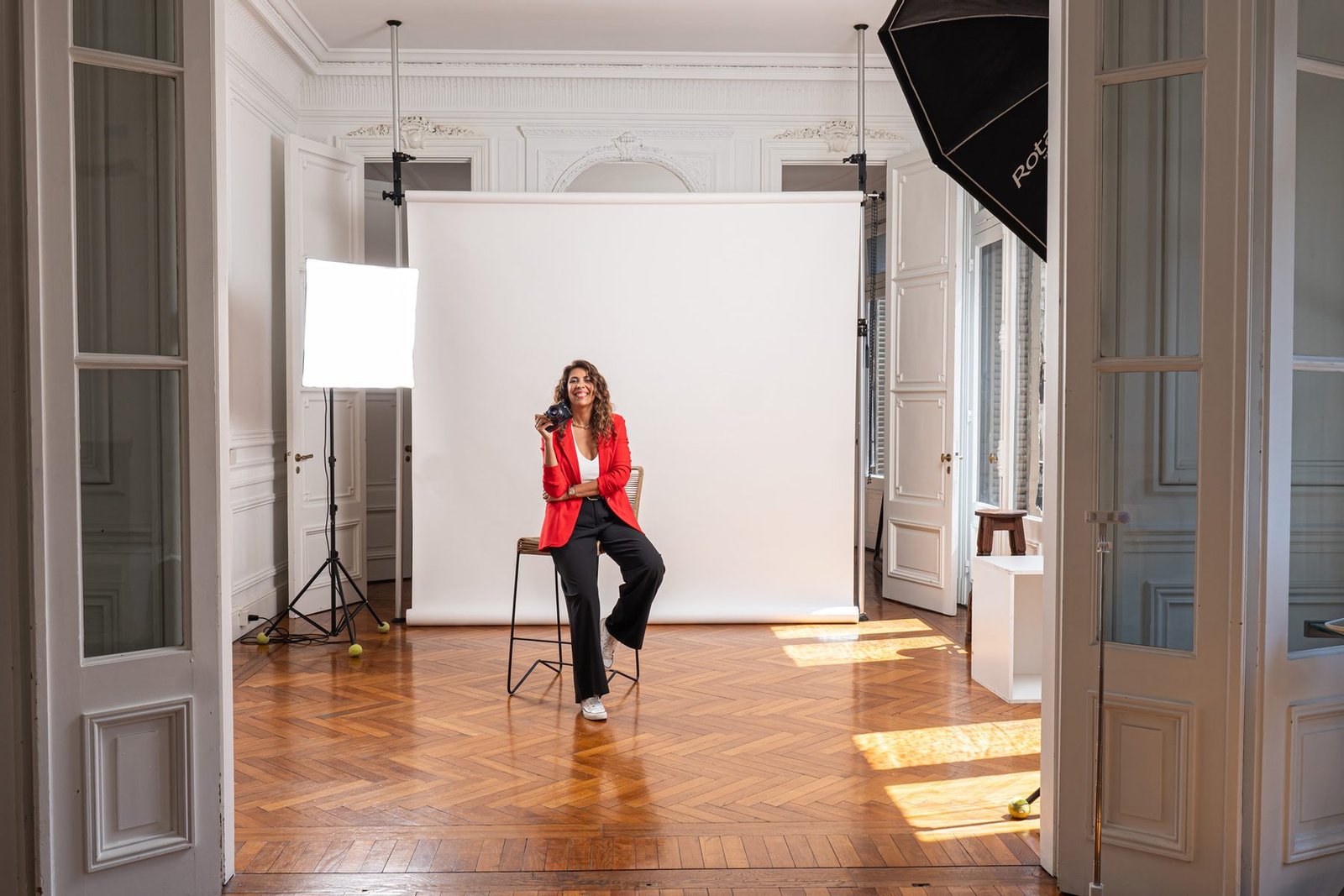El estudio de Gaby Caresani, con fondo blanco, luces y piso de parquet